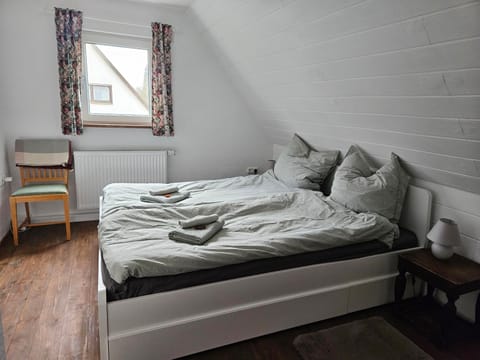 Bed, Photo of the whole room, Bedroom, towels