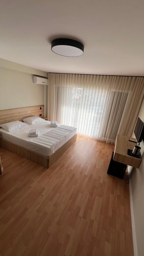 Bed, TV and multimedia, Photo of the whole room, towels