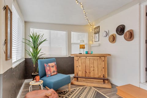 Seating area, minibar