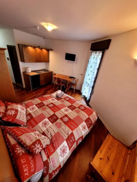 TV and multimedia, Kitchen or kitchenette, Photo of the whole room