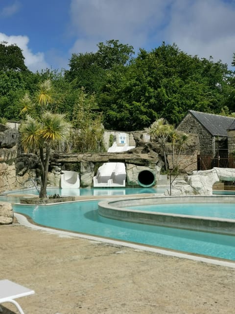 Swimming pool, sunbed