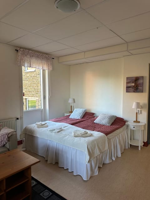 Bed, Bedroom, towels