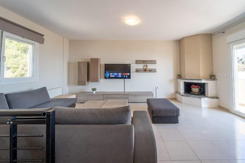 TV and multimedia, Living room, Seating area, Evening entertainment