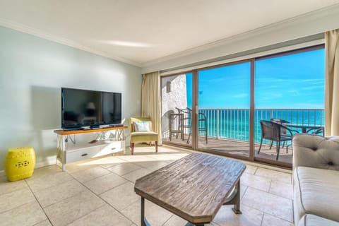 TV and multimedia, Living room, Seating area, Sea view