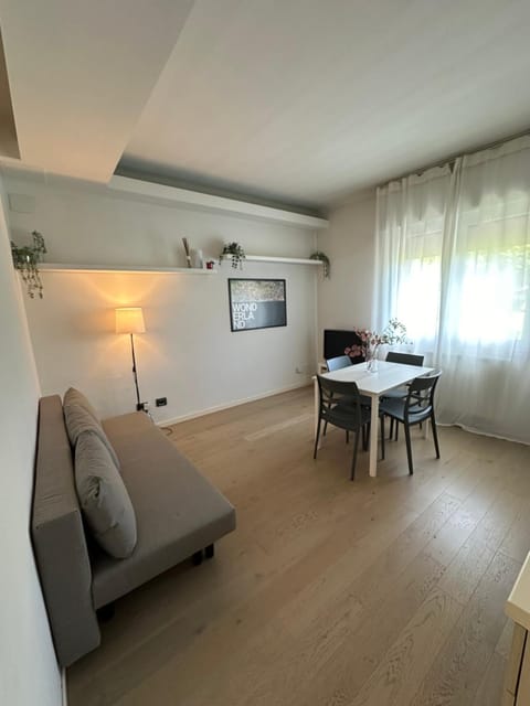 Food close-up, Day, Natural landscape, Living room, Seating area, Dining area, Lunch, Lunch, Time of day, stove