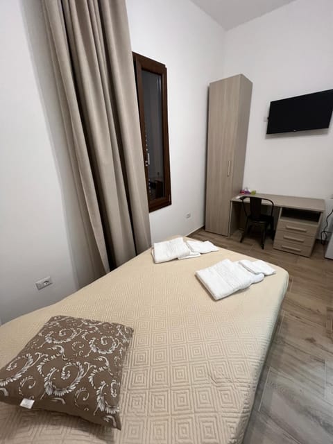 Bed, TV and multimedia, Photo of the whole room, towels, wardrobe