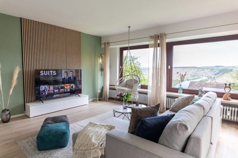 Communal lounge/ TV room, Natural landscape, TV and multimedia, Living room, Seating area, Evening entertainment