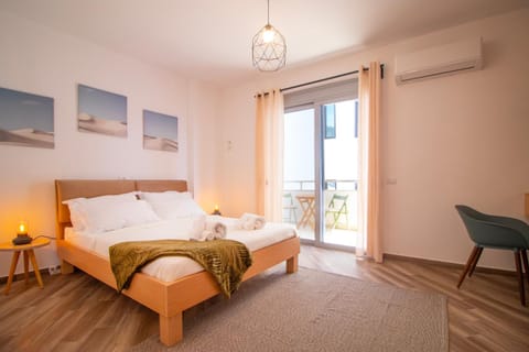 Bed, Balcony/Terrace, Bedroom, towels, air conditioner