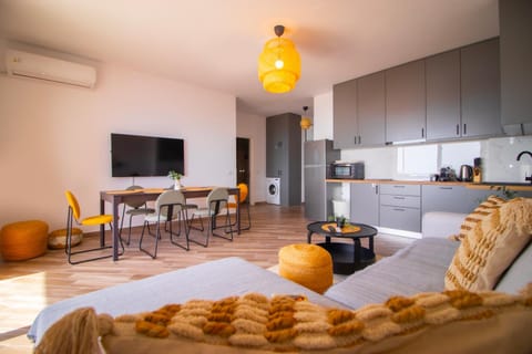 TV and multimedia, Living room, Photo of the whole room, Dining area, air conditioner