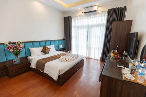 Bed, TV and multimedia, Living room, Photo of the whole room, Seating area, Bedroom, fireplace, towels, wardrobe, air conditioner