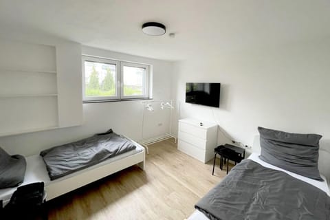 Bed, TV and multimedia, Photo of the whole room, Bedroom