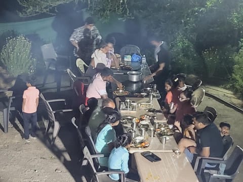 Restaurant/places to eat, People, BBQ facilities