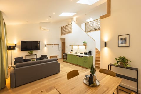 TV and multimedia, Kitchen or kitchenette, Living room, Seating area, Dining area