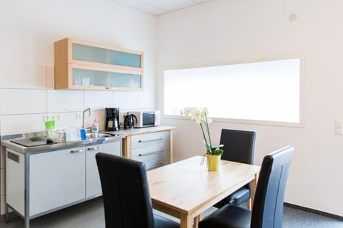 Coffee/tea facilities, Kitchen or kitchenette, Dining area, stove