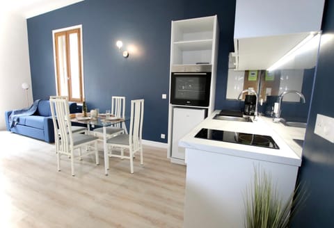 Kitchen or kitchenette, Living room, Seating area