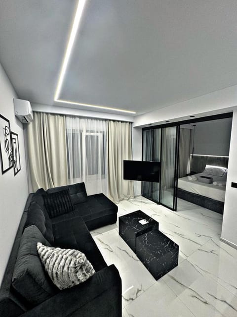 Bed, TV and multimedia, Living room, Photo of the whole room, Seating area, Bedroom