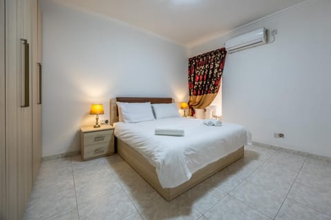 Seafront apartment with garage and breathtaking sunrise by SF HOMES Apartment in Saint Paul's Bay