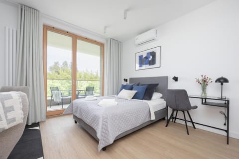 Bed, TV and multimedia, Living room, Photo of the whole room, Seating area, Bedroom