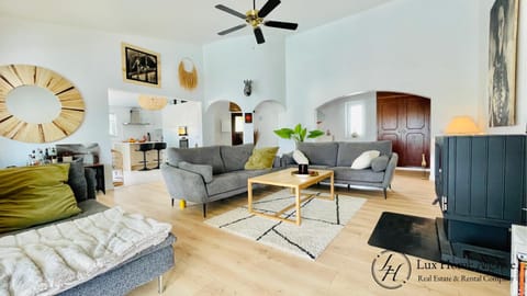Living room, Seating area