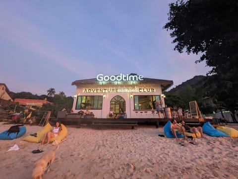 Restaurant/places to eat, Lounge or bar, Beach