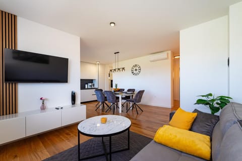 TV and multimedia, Kitchen or kitchenette, Living room, Seating area, Dining area, Evening entertainment