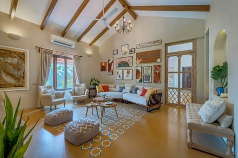 Communal lounge/ TV room, Living room, Decorative detail, Decorative detail, Seating area, Garden view, Breakfast, air conditioner
