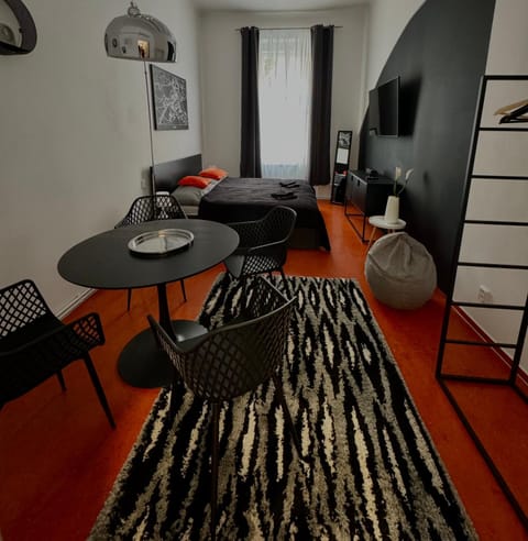 Bed, TV and multimedia, Seating area, Bedroom