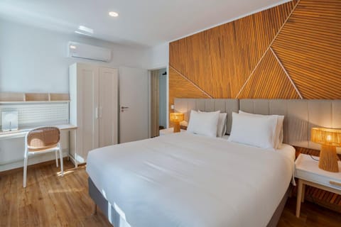 Bed, Photo of the whole room, Decorative detail, Bedroom, wardrobe, air conditioner