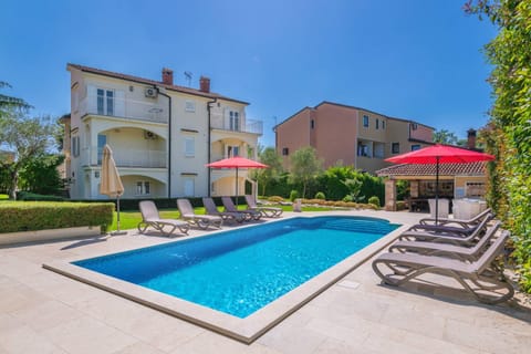 Property building, Patio, Spring, Day, Garden, Garden view, Pool view, Swimming pool, sunbed
