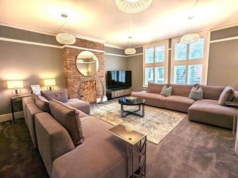 Lux 2 Bed Apartment, 2 Parking spaces, 1 minute to Metrolink Apartment in England