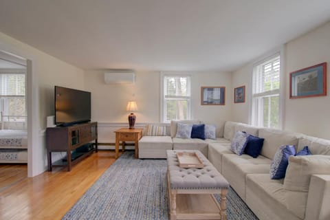 Short drive to town and popular beaches House in Orleans