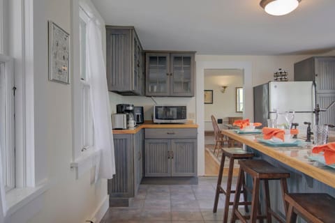 Short drive to town and popular beaches House in Orleans