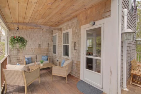 Short drive to town and popular beaches House in Orleans