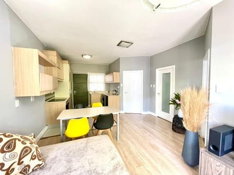 Kitchen or kitchenette, Seating area