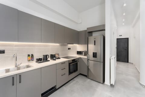 Coffee/tea facilities, Kitchen or kitchenette, stove