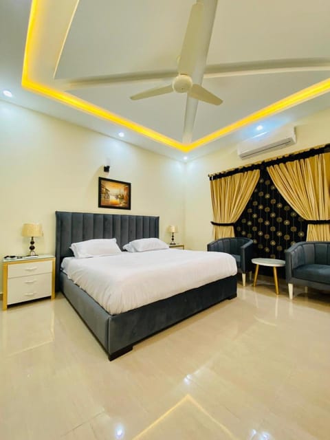 Bed, Living room, Photo of the whole room, Bedroom
