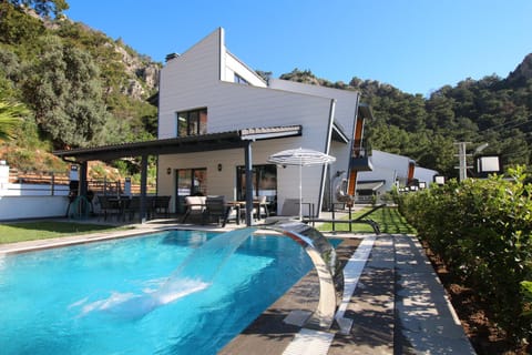 Property building, Spring, Day, Natural landscape, BBQ facilities, Garden, Balcony/Terrace, Garden view, Mountain view, Pool view, Swimming pool, Swimming pool, sunbed