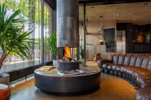 Communal lounge/ TV room, Lounge or bar, Seating area, fireplace