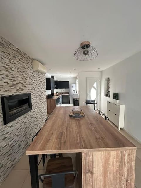 Kitchen or kitchenette, Dining area