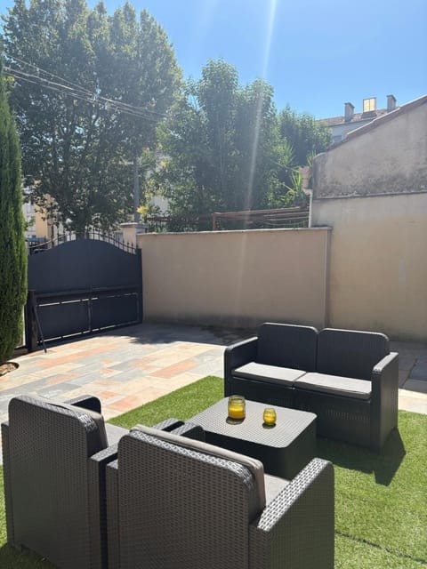 Patio, Day, Garden, Living room, Garden view