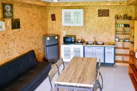 Coffee/tea facilities, Kitchen or kitchenette, Living room, Seating area, Dining area