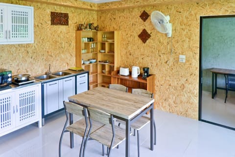 Kitchen or kitchenette, Dining area, stove