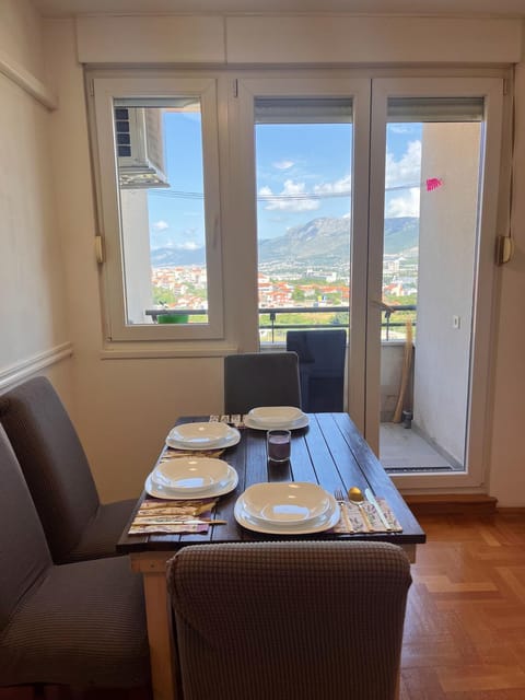 Seating area, Dining area, Mountain view