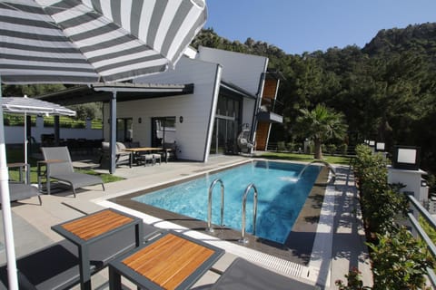 Property building, Patio, Day, Balcony/Terrace, Pool view, Swimming pool, Swimming pool, Sports, sunbed