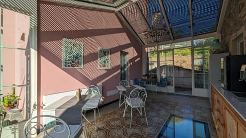 Seating area, Breakfast