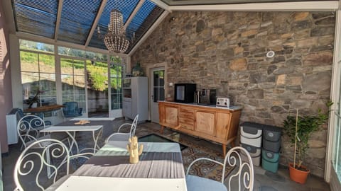 Coffee/tea facilities, Living room, Seating area, Dining area