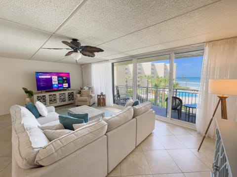 Patio, Natural landscape, TV and multimedia, View (from property/room), Balcony/Terrace, Living room, Seating area, Beach, Evening entertainment, Pool view, Sea view, Swimming pool, internet, air conditioner