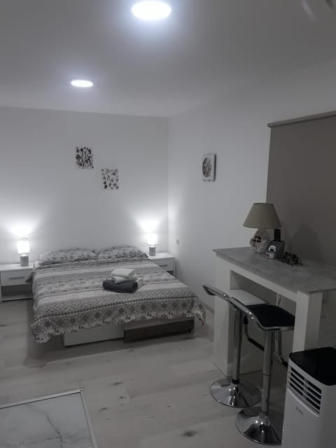 TV and multimedia, Bedroom, Garden view, heating, internet, air conditioner