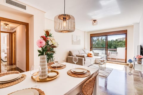 TV and multimedia, Living room, Seating area, Dining area, air conditioner