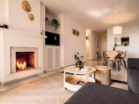 Living room, Seating area, Dining area, fireplace